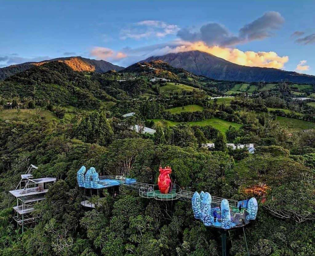 Paisaje montañoso con estructura en forma de corazón en el bosque