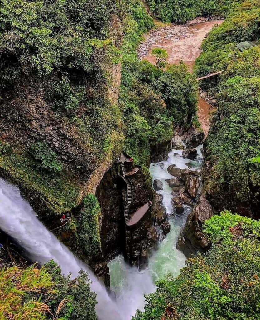 Cascada que fluye a través de las exuberantes rocas verdes del cañón.